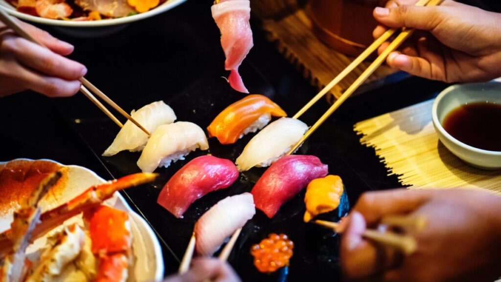 寿司を食べる人達