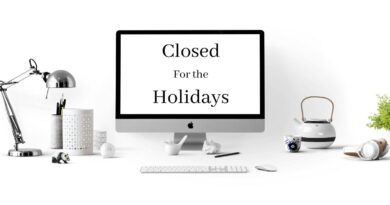 Closed for holidaysと書いてあるスクリーン