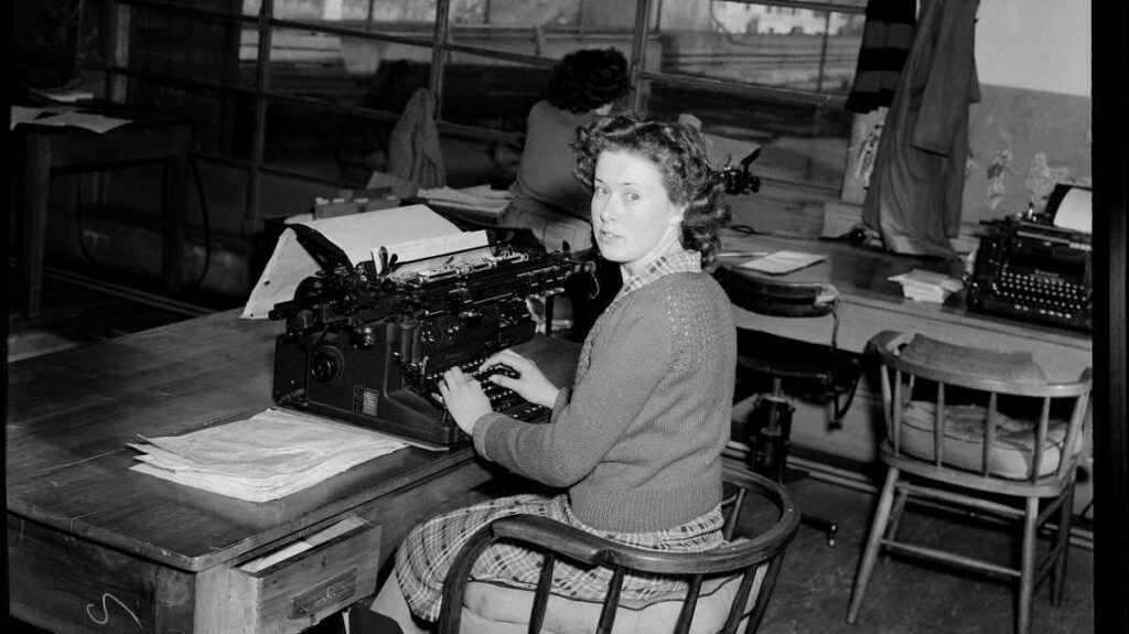 タイプライターを使う女性